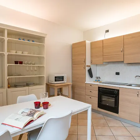 Lejlighed Guesthost - Spacious At 800 M From Borghi Station Como