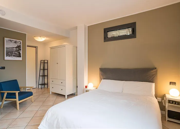 Guesthost - Spacious At 800 M From Borghi Station Apartament