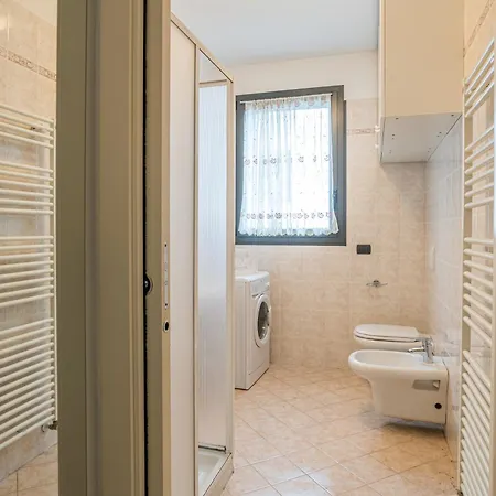 Guesthost - Spacious At 800 M From Borghi Station Apartment