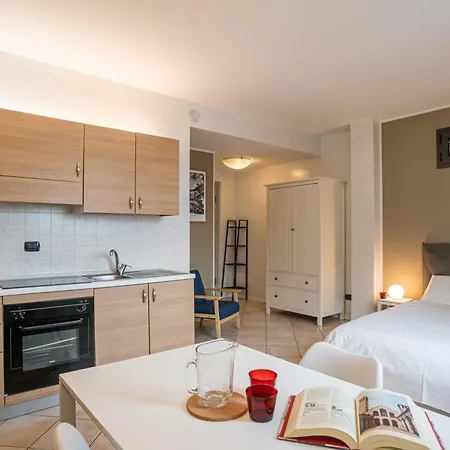 Guesthost - Spacious At 800 M From Borghi Station Apartment *